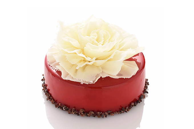 フレデリック・カッセルよりカーネーション風ケーキ、カカオムースにフランボワーズの爽やかな香り | 写真