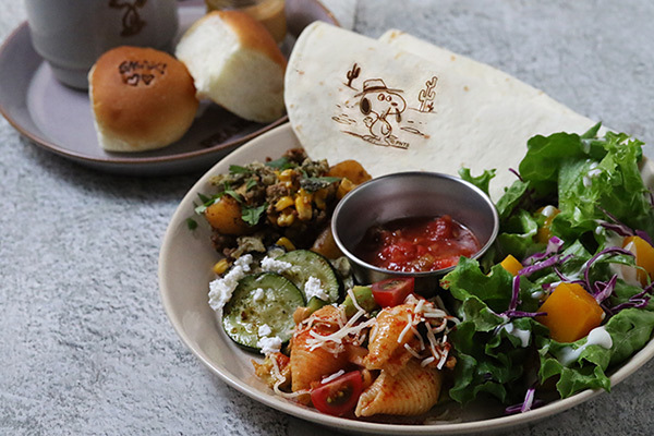 ハワイ｜スヌーピーのテーマカフェ「ピーナッツ カフェ」タコスプレート＆カラフルゼリー入りソーダ限定登場