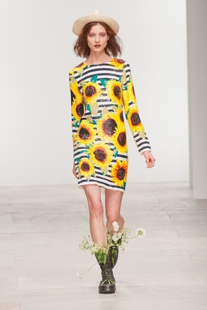 華やかなガーデンスタイルでハッピーに - アシシュ(Ashish)　2012年春夏コレクション｜写真1