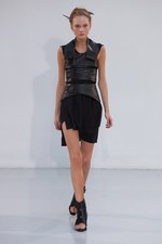 白と黒の美しいコントラスト - ニコラ アンドレア タラリス(Nicolas Andreas Taralis) 2012年春夏コレクション｜写真23