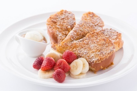 サラベス「サンシャイン フレンチトースト」新宿＆品川店で発売 -アメリカを代表する朝食4種を一皿で