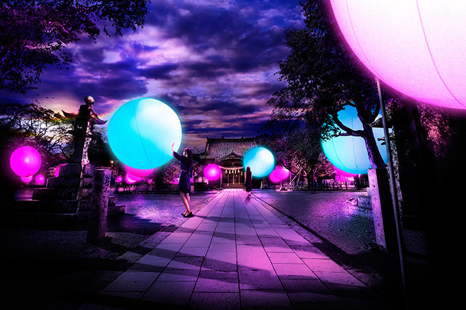 チームラボの展示が長崎・大村公園で開催 - 鑑賞者に呼応する球体で、神社が光と音が連なる幻想空間に | 写真