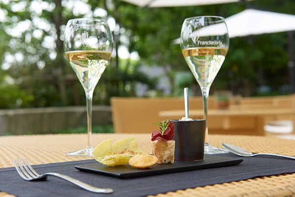 アペリティーボ｜フランチャコルタ ガーデンが丸の内ハインツベックに、15種類のスパークリングワインと料理をテラスで