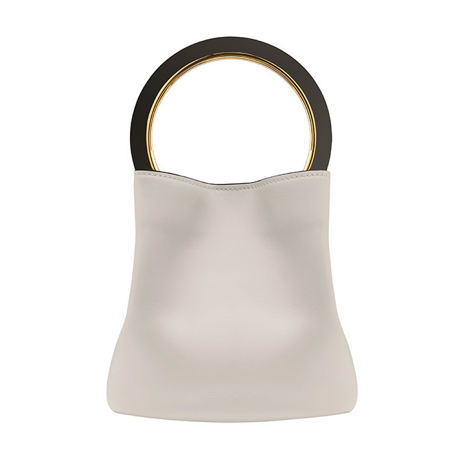 マルニからITバッグ「パニエ」カーフスキンに真鍮のラウンドハンドル | 写真