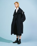 Y's 2017年秋冬コレクション - ネイビー(海軍)からのヒントは今も女性服の進化を後押しする｜写真16