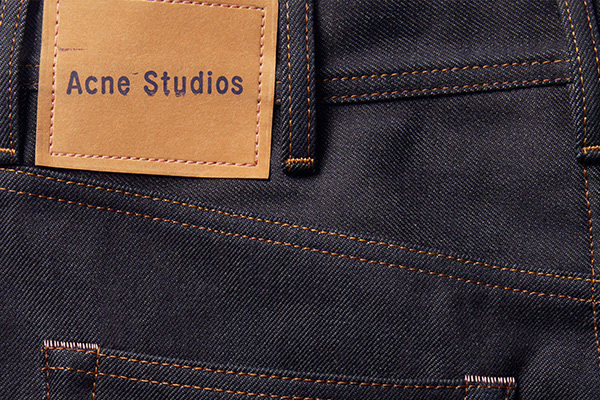 アクネ ストゥディオズの新ライン「ブロ コンスト」から日本限定デニム、ハンドプレスのロゴタグ