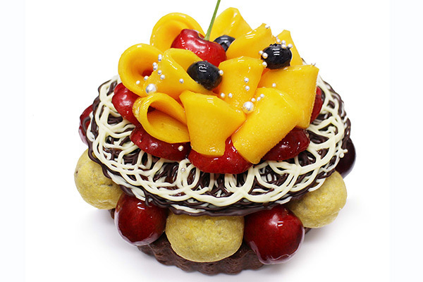 「マンゴーとアメリカンチェリーのチョコレートケーキ」