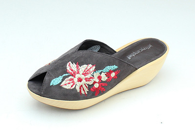 ジェフリーキャンベルより新作サボサンダル、花柄の大胆な刺繍に歩きやすいウッドソール