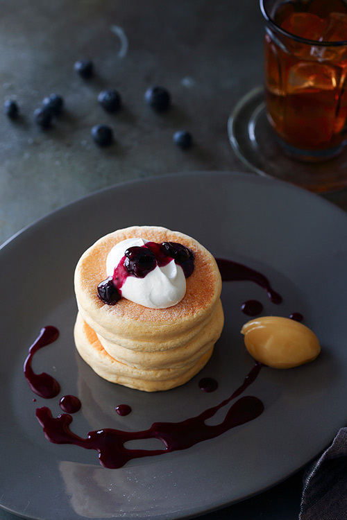 キハチ カフェ限定リコッタ・チーズパンケーキ、ふわふわ食感のパンケーキにブルーベリージャムをサンド | 写真