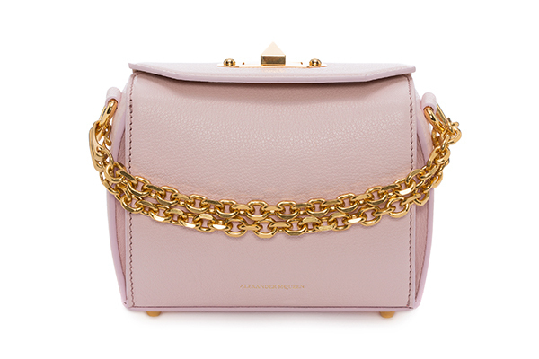 アレキサンダー・マックイーンの「ボックスバッグ」から青山店限定のペールピンク、シリアルナンバーを刻印