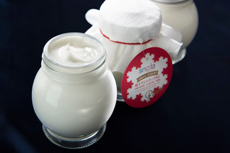 朝食(朝ごはん)｜米国発「スノーラ」の濃厚ギリシャヨーグルト、ホイップクリームのような新食感 - ナチュラルローソンで