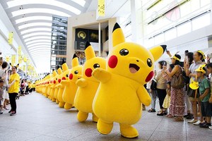 ピカチュウだけじゃない ピカチュウ大量発生チュウ を横浜で 国内初のポケモンgoイベントも ファッションプレス ピカチュウだけじゃない ピカチュウ大量発生チュウ を横浜で 国内初のポケモンgoイベントも ファッションプレス