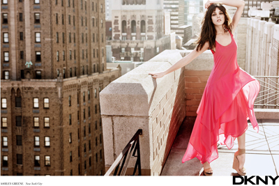 映画トワイライトのアシュレー・グリーンがDKNYとDKNY JEANSのブランドアンバサダーに就任