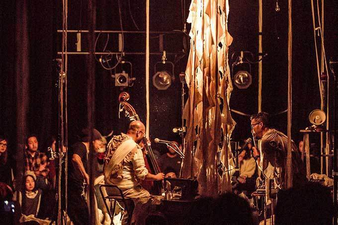 スズキタカユキ「仕立て屋のサーカス」福岡と京都で開催 - 布×音楽×光が創り上げる幻想的な舞台 | 写真