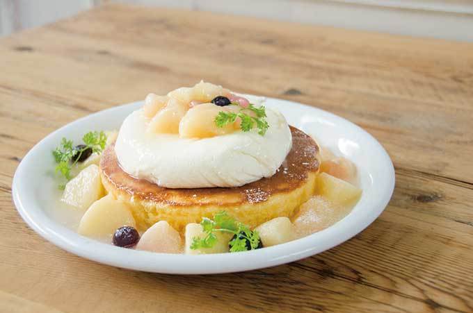 カフェ アクイーユの「天使のクリーム 桃のレアチーズパンケーキ」桃の果肉たっぷりのソースをかけて｜写真2
