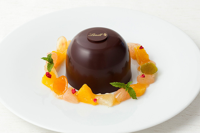 リンツ ショコラ カフェ 銀座の夏限定「ドームショコラ」熱々のチョコレートをかけて味わうデザート | 写真