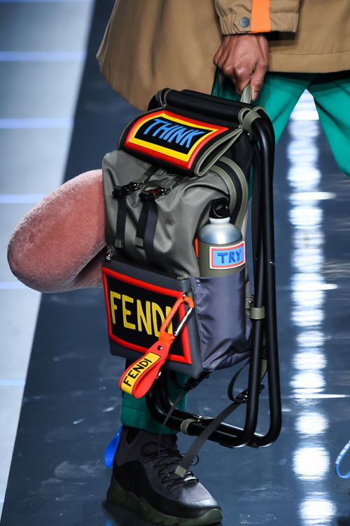 フェンディの新作バッグ＆サンダル - ポップなロゴ入りバッグパック 