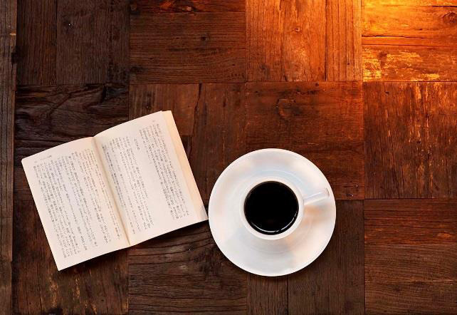 ドトールコーヒーの新業態「本と珈琲 梟書茶房」”シークレットブック”が並ぶカフェ＆ブックが池袋に｜写真1