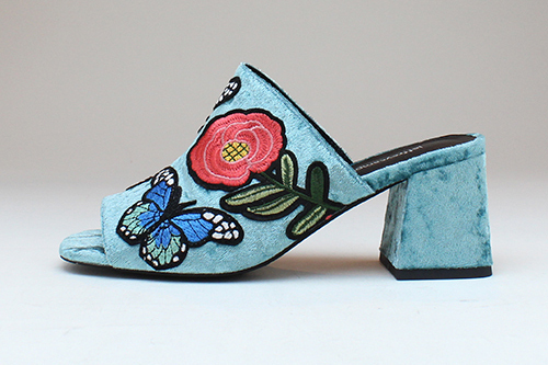 ジェフリーキャンベルから、大振りのワッペンをあしらった新作ミュール