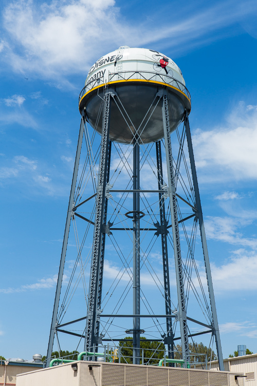 ディズニースタジオのシンボルの一つ「給水塔」。未だ水道施設が充実していなかった設立当初、スタジオ内に水を供給するために使用されていた。当時どの映画スタジオにも給水塔が存在していたが、どれも支柱は4本。この給水塔に支柱が6本あるのは、「その方が見た目が良いから」というウォルト・ディズニーのこだわりからだそうだ。