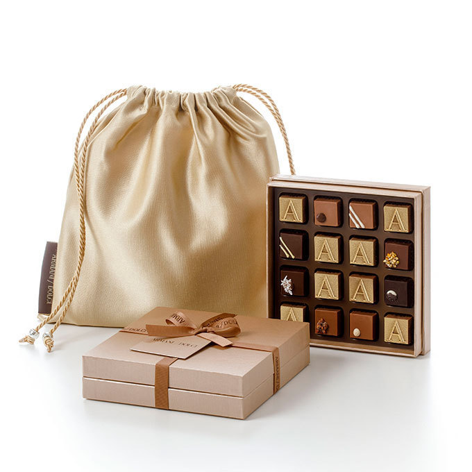 「アルマーニ/ドルチ」夏限定プラリネボックス、フルーティーなチョコを高級感溢れるゴールドのポーチに | 写真