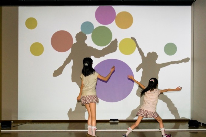 展覧会「魔法の美術館」神戸ファッション美術館で - 見て、さわって、楽しめる光の体感型アート展｜写真1