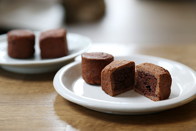ビーントゥーバーチョコ「ミニマル」初のチョコレート焼き菓子「ベイクドチョコレート」発売 | 写真