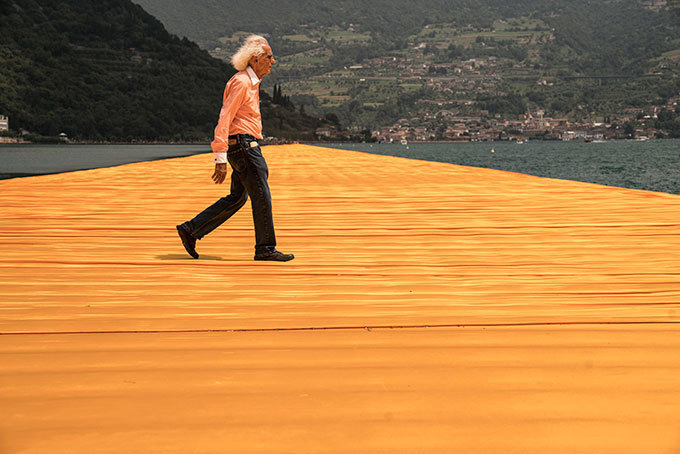 フローティング・ピアーズ、イタリア・イセオ湖、2014-16でのクリスト(Photo:Wolfgang Volz)