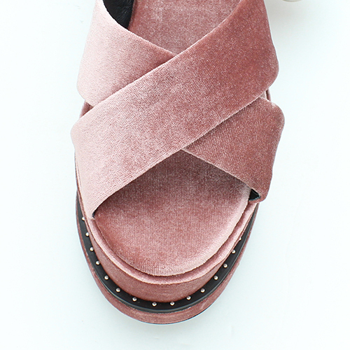 ジェフリーキャンベルの新作厚底サンダル、くすみピンク＆ブラックのベルベット素材 | 写真