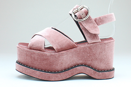 ジェフリーキャンベルの新作厚底サンダル、くすみピンク＆ブラックのベルベット素材