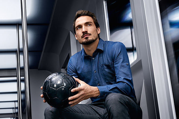 ボス(BOSS)、サッカードイツ代表着用ネイビージャケットを全国で