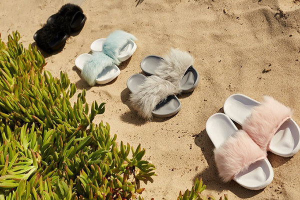UGG”カラーファー付き”新作サンダル「ロイヤル」フラットソール