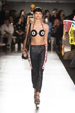 モスキーノ 2018年リゾートコレクション - LAからラスベガスへ、陽気なファッション トリップ｜写真19