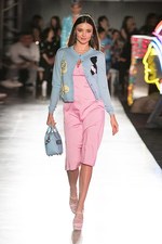 モスキーノ 2018年リゾートコレクション - LAからラスベガスへ、陽気なファッション トリップ｜写真25