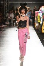 モスキーノ 2018年リゾートコレクション - LAからラスベガスへ、陽気なファッション トリップ｜写真26