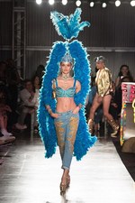 モスキーノ 2018年リゾートコレクション - LAからラスベガスへ、陽気なファッション トリップ｜写真52