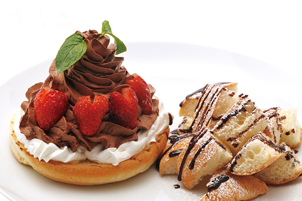 ハワイ｜ハワイ発テディーズビガーバーガーの「スイーツバーガー」イチゴ＆チョコクリームをバンズでサンド