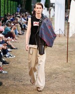 JW アンダーソン 18年春夏メンズコレクション - バカンスはハートに溢れたリラックスムードで｜写真4