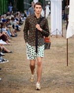 JW アンダーソン 18年春夏メンズコレクション - バカンスはハートに溢れたリラックスムードで｜写真10