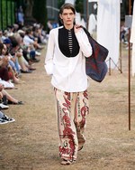 JW アンダーソン 18年春夏メンズコレクション - バカンスはハートに溢れたリラックスムードで｜写真21