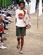 JW アンダーソン 18年春夏メンズコレクション - バカンスはハートに溢れたリラックスムードで｜写真28