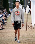 JW アンダーソン 18年春夏メンズコレクション - バカンスはハートに溢れたリラックスムードで｜写真40