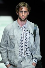 ジョルジオ アルマーニ  2018年春夏コレクション - 紳士が纏うエレガントな清涼感｜写真4