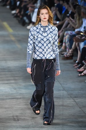 ディーゼル ブラック ゴールド 18年春夏コレクション - 初夏の風と呼応する軽やかなレイヤード｜写真2