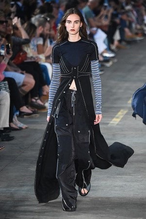 ディーゼル ブラック ゴールド 18年春夏コレクション - 初夏の風と呼応する軽やかなレイヤード｜写真3