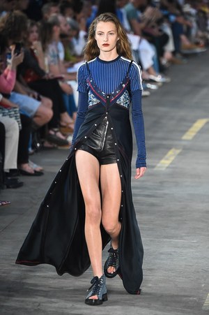 ディーゼル ブラック ゴールド 18年春夏コレクション - 初夏の風と呼応する軽やかなレイヤード｜写真20