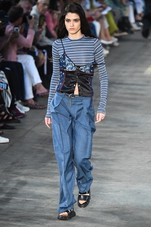 ディーゼル ブラック ゴールド 18年春夏コレクション - 初夏の風と呼応する軽やかなレイヤード｜写真23