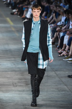 ディーゼル ブラック ゴールド 18年春夏コレクション - 初夏の風と呼応する軽やかなレイヤード｜写真29