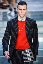 ヴェルサーチ 2018年春夏メンズコレクション - 身に着けて感じるブランドの軌跡｜写真3