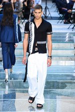 ヴェルサーチ 2018年春夏メンズコレクション - 身に着けて感じるブランドの軌跡｜写真20